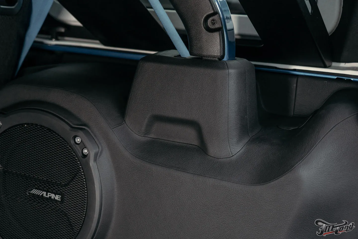 Прокачали Jeep Wrangler Rubicon, часть 2: установка цветных ремней безопасности, доработки по кузову. Как выглядит автомобиль после всех работ?